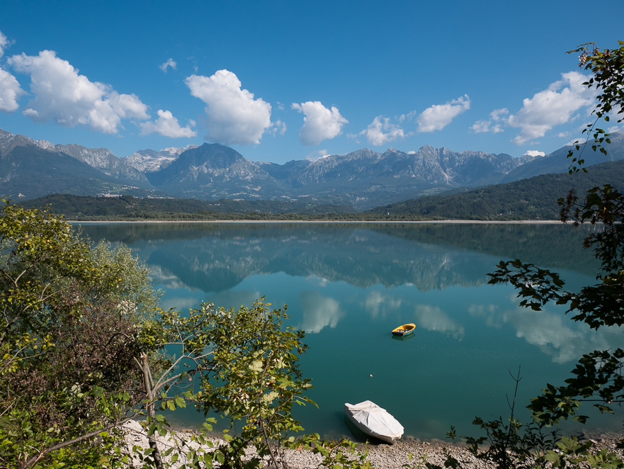 Kirchenruine am Seeufer